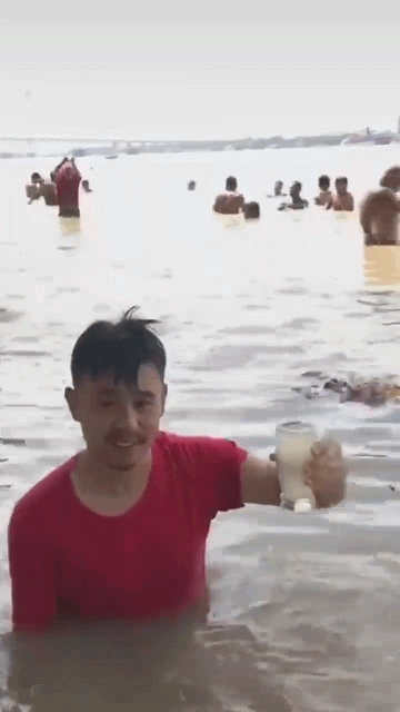 那个中国人喝下恒河水，那些印度人“干净又卫生”